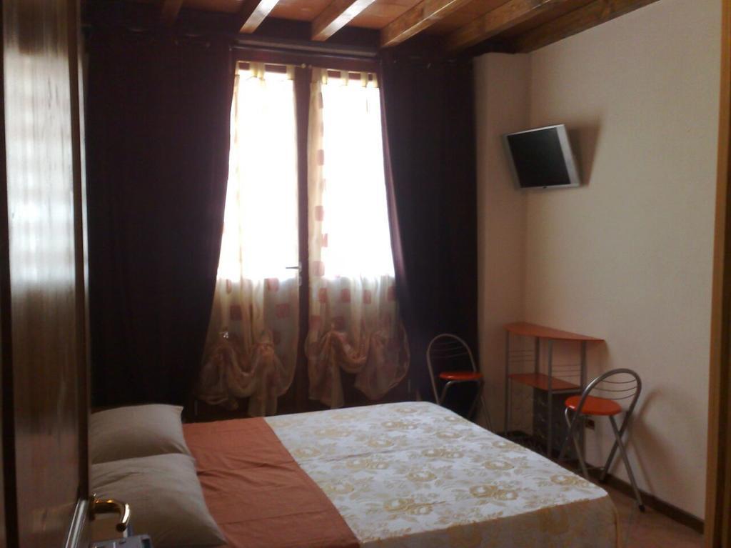 Via Toscana House Parma Værelse billede
